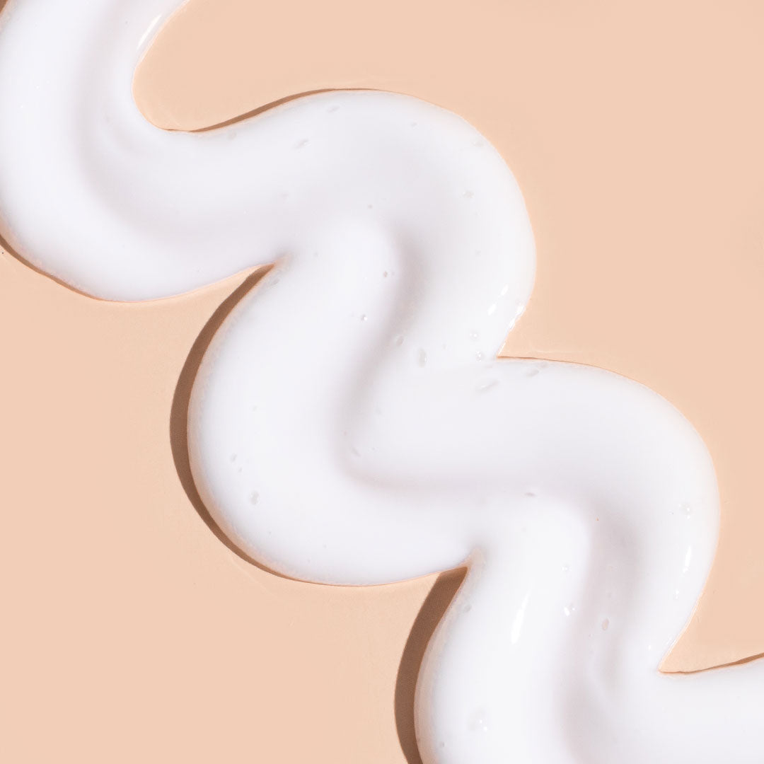 A bit Hippy Conditioner swatch on neutral peach backdrop, natural ingredients including Jojoba, Rapeseed and Vitamin B5 to moisturise, strengthen and tame split ends