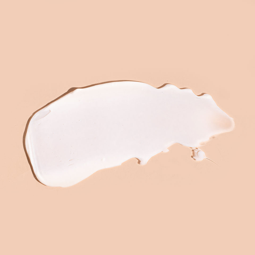 A bit Hippy Face Cream swatch on peach background, ultra hydrating moisturiser with Hyaluronic Acid and Vitamin C to reduce wrinkles and hydrate skin.