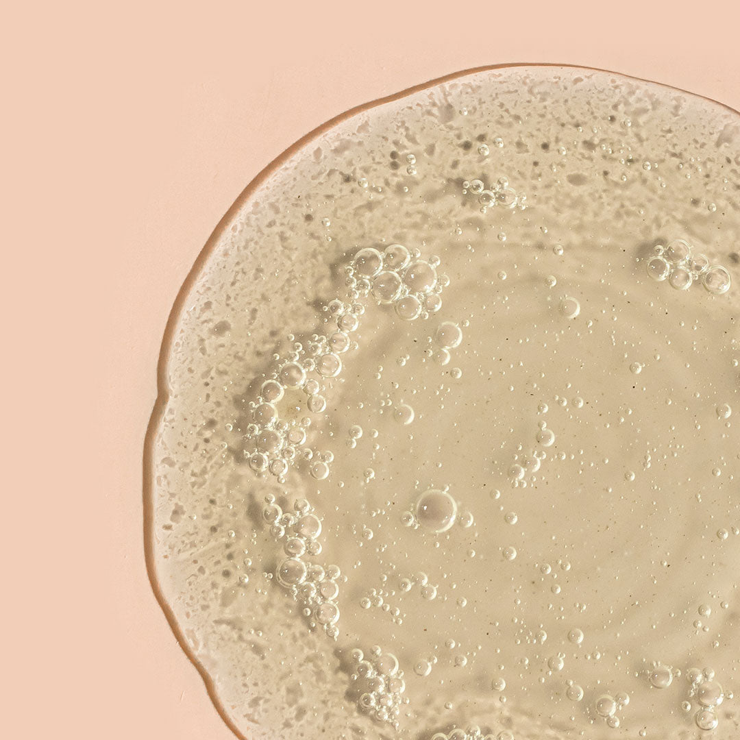 A bit Hippy Shampoo swatch on peach background, Silicones and SLS free hair care kit for healthy and shiny hair.